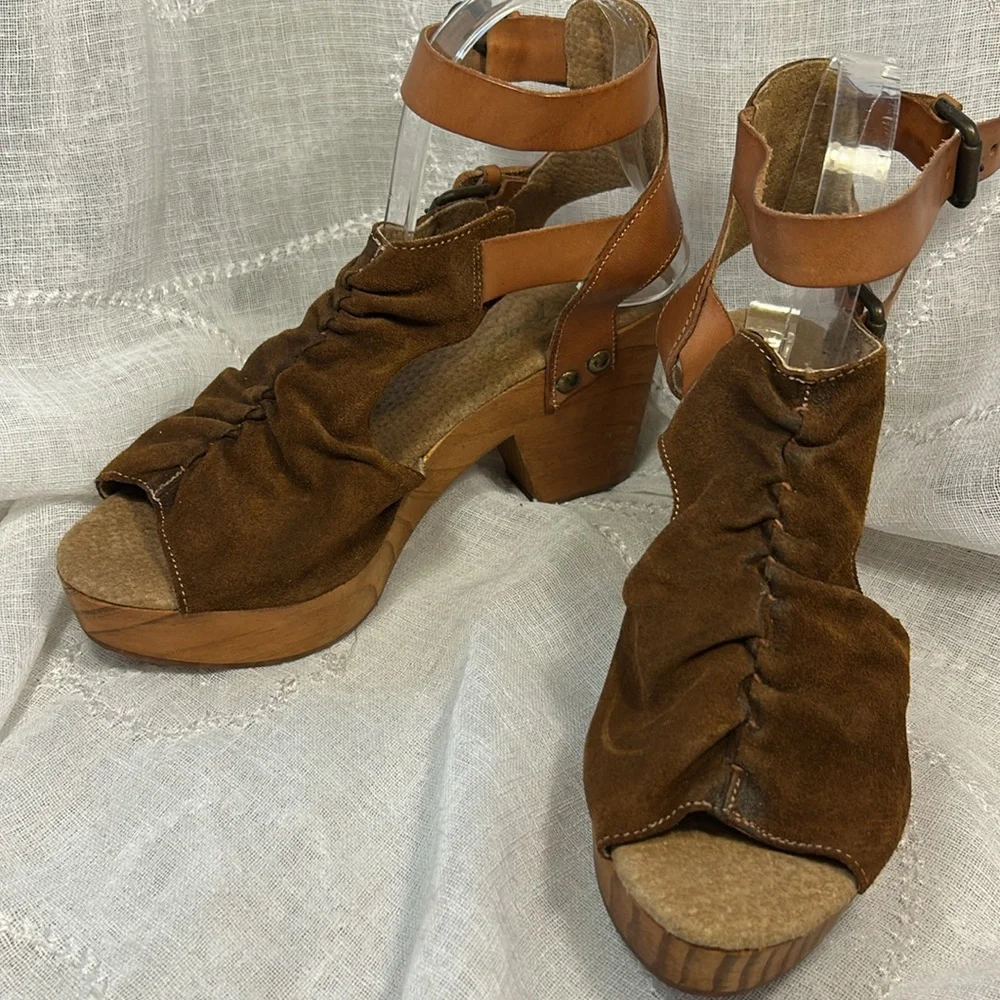 NWOT Free People leather and wooden platform sandal